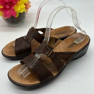 Clarks Brown Cut Out Leather Slip On Sandals Size 9 MCS6370C